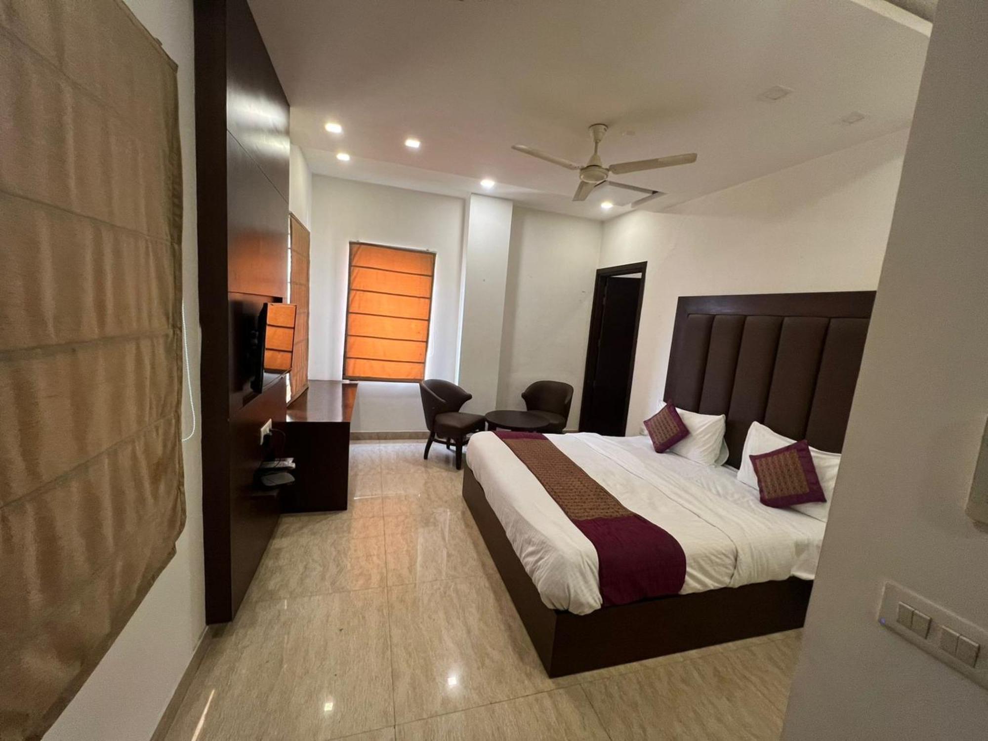 Hotel Royal Palace Hapur Buitenkant foto