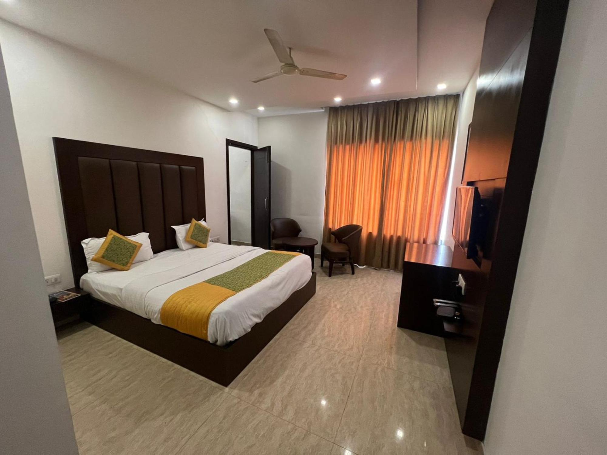 Hotel Royal Palace Hapur Buitenkant foto