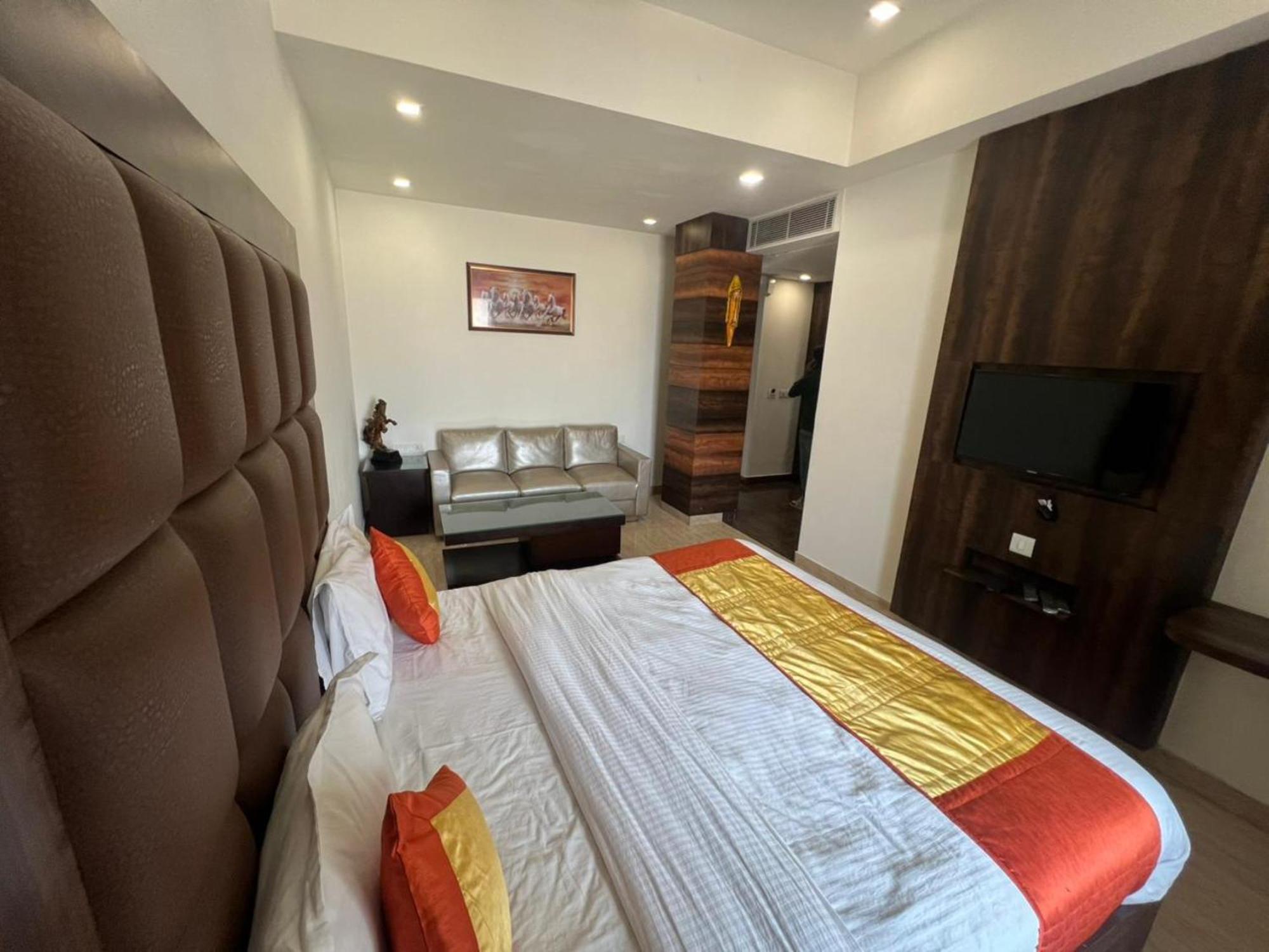 Hotel Royal Palace Hapur Buitenkant foto