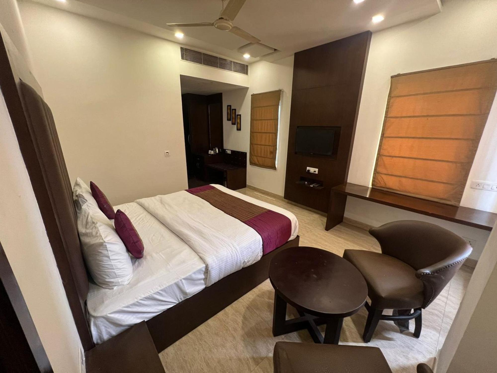 Hotel Royal Palace Hapur Buitenkant foto