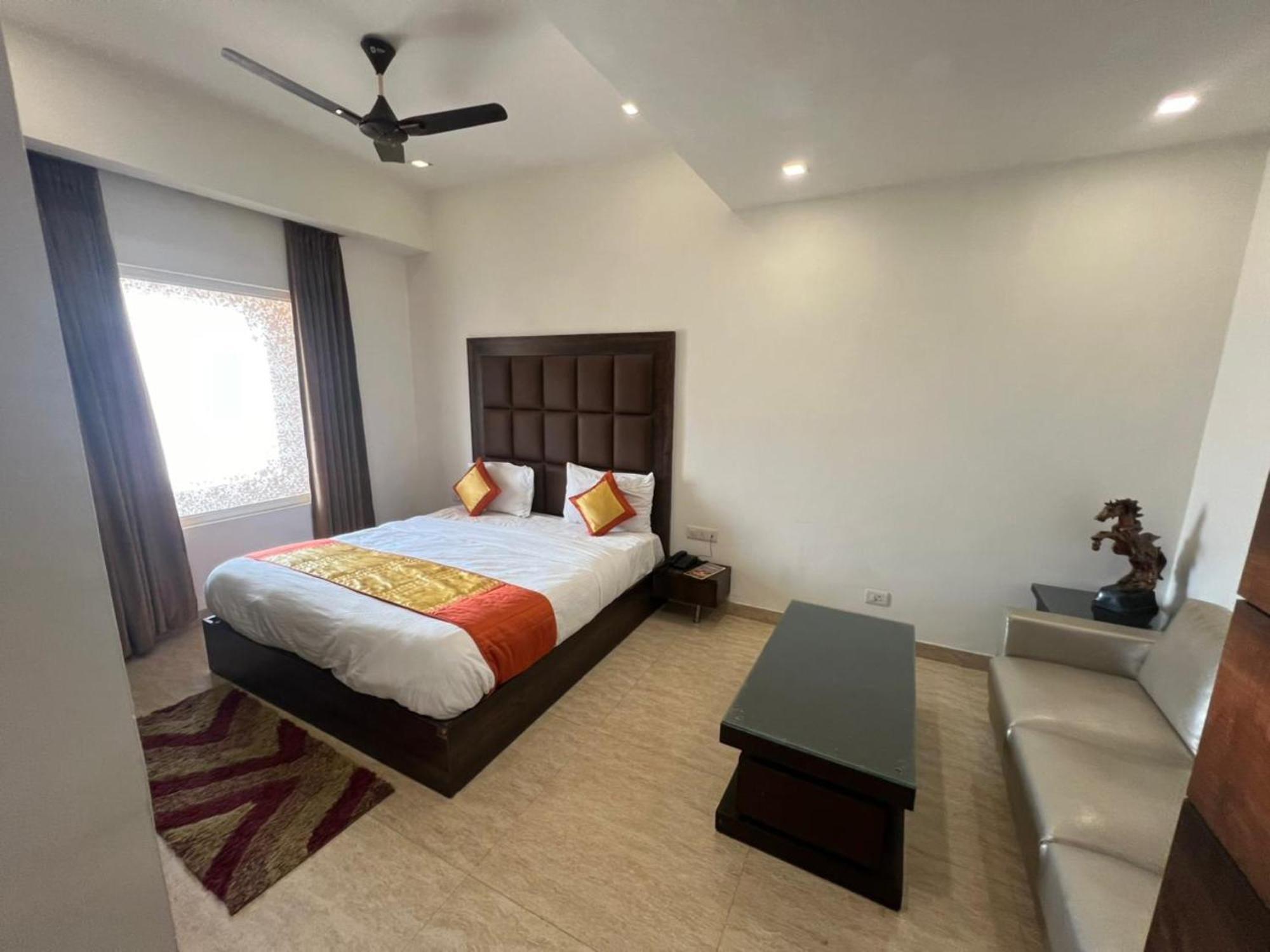 Hotel Royal Palace Hapur Buitenkant foto