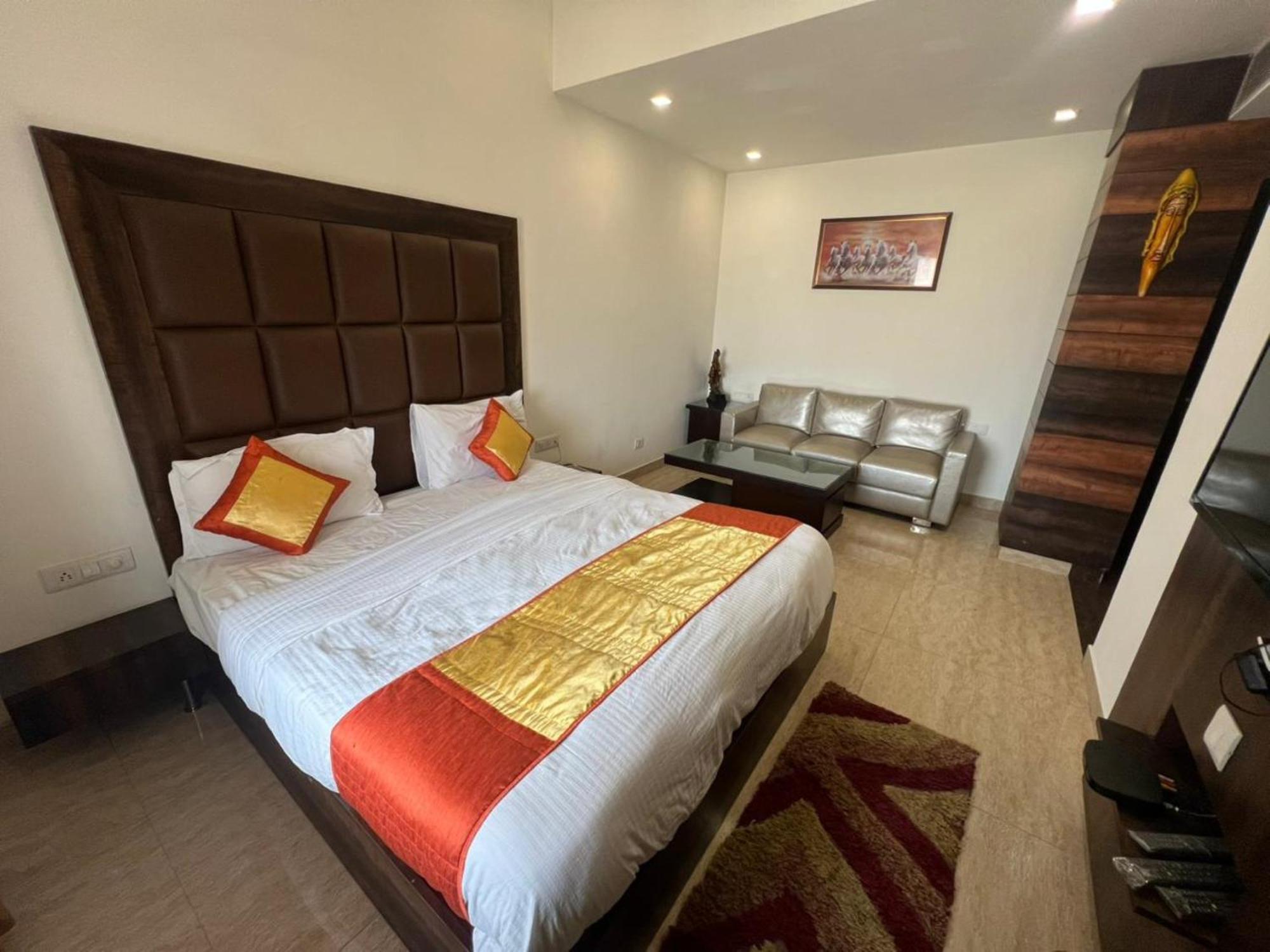Hotel Royal Palace Hapur Buitenkant foto